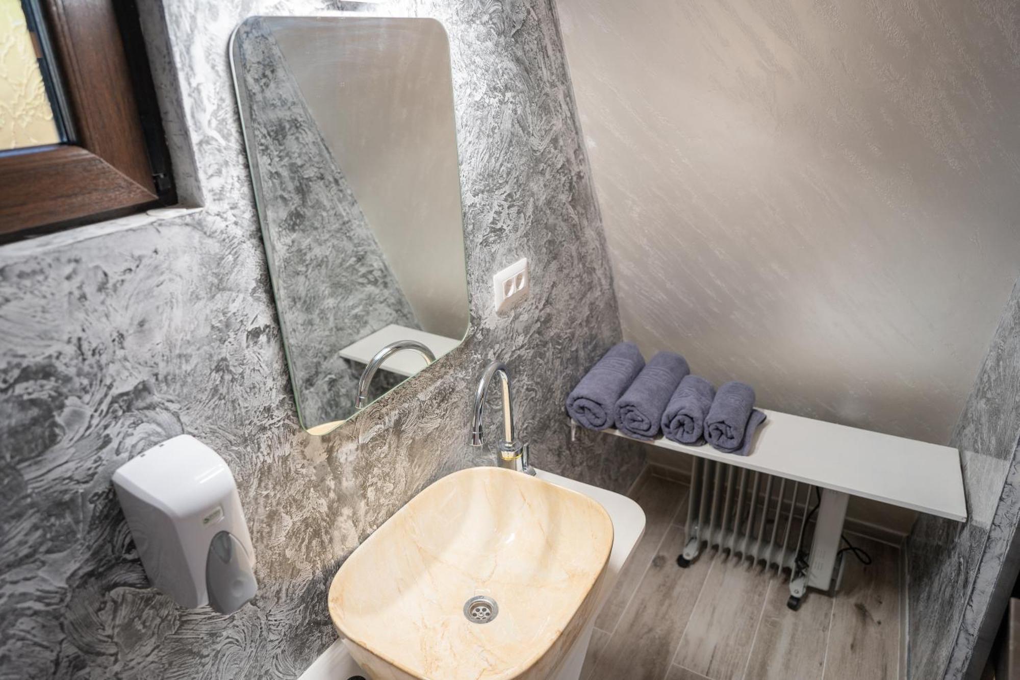 A Pisc Hotel Vatra Moldoviţei Екстериор снимка