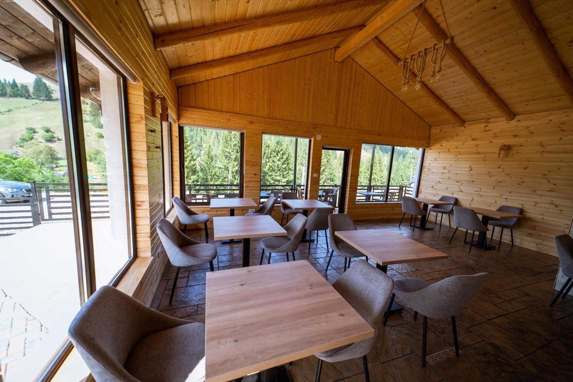A Pisc Hotel Vatra Moldoviţei Екстериор снимка